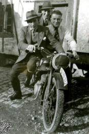 Januar 1941 - Erich Stadler und seine Brüder auf dem Motorrad